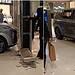 Criança bate carro elétrico de R$ 175 mil que estava exposto dentro de shopping em SP; loja de joias foi atingida — Foto: Reprodução