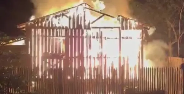Mulher é suspeita de incendiar a própria casa após briga com o marido em Cruzeiro do Sul