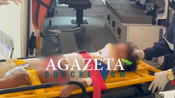 Menino de 4 anos é atropelado enquanto esperava transporte escolar no Acre