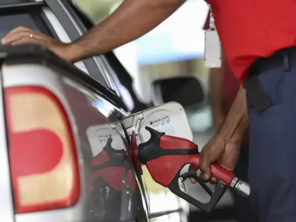Petrobras anuncia redução de 5,6% no preço da gasolina entregue às distribuidoras