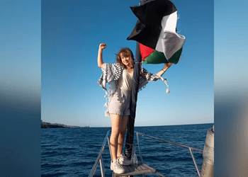 A ativista Greta Thunberg a bordo do navio rumo a Gaza — Foto: @chris_kebbon/Reprodução via Instagram