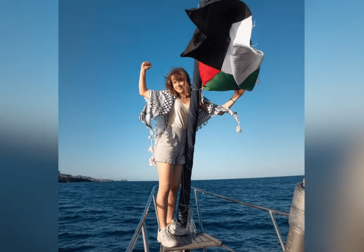A ativista Greta Thunberg a bordo do navio rumo a Gaza — Foto: @chris_kebbon/Reprodução via Instagram