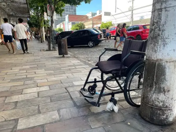 VÍDEO: Neto é preso ao andar com corpo do avô em cadeira de rodas para pedir dinheiro em Manaus