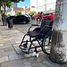 Cadeira de rodas do idoso foi deixada no local da abordagem — Foto: Patrick Marques, g1 AM