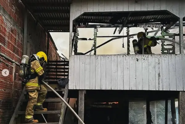 Incêndio destrói residência de madeira em Cruzeiro do Sul neste sábado
