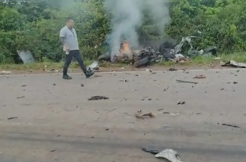 Colisão entre carro e carreta deixa dois mortos na BR-364, em Acrelândia 1 Colisão entre carro e carreta deixa dois mortos na BR-364, em Acrelândia