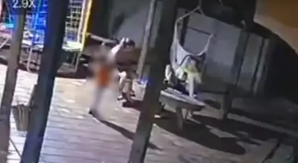 Criança de 2 anos pega arma do pai e mata a mãe com tiro acidental