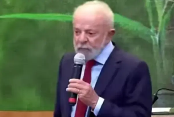 Lula diz que Estados Unidos precisam de "menos internet e mais chefe de Estado"