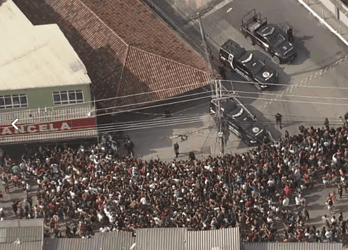 Multidão na porta do Complexo de Gericinó para aguardar a saída do MC Poze do Rodo — Foto: Reprodução