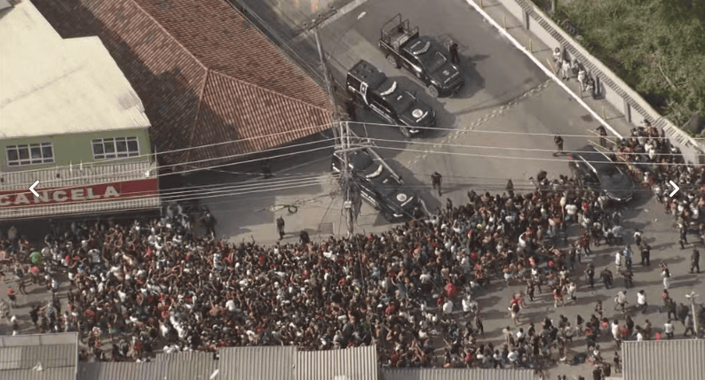 Multidão na porta do Complexo de Gericinó para aguardar a saída do MC Poze do Rodo — Foto: Reprodução