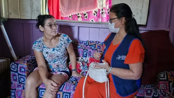 Após ter casa incendiada pelo ex, mulher recebe cestas básicas, colchões e apoio psicológico em Cruzeiro do Sul