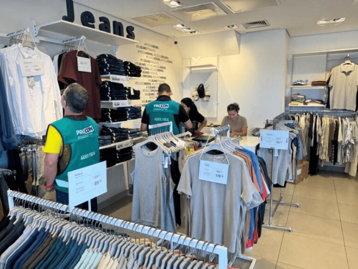 Fiscais verificam produtos e atuação do comércio com foco no Dia dos Namorados: Foto: cedida