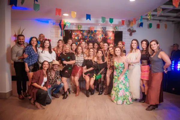 Arraiá surpresa nos domínios de Mercedes Lavocat agita o niver de Joisse Andrade