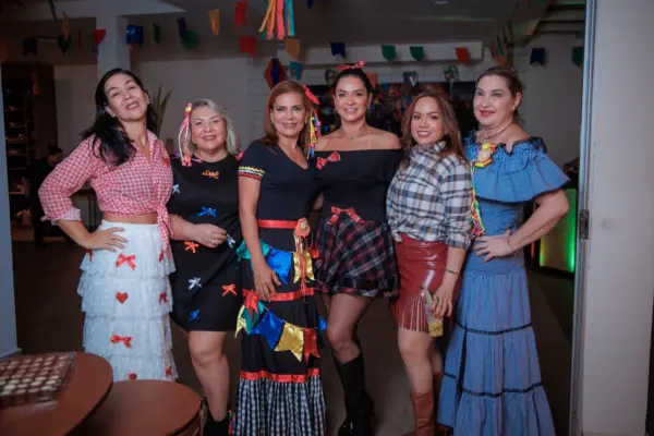 Arraiá surpresa nos domínios de Mercedes Lavocat agita o niver de Joisse Andrade