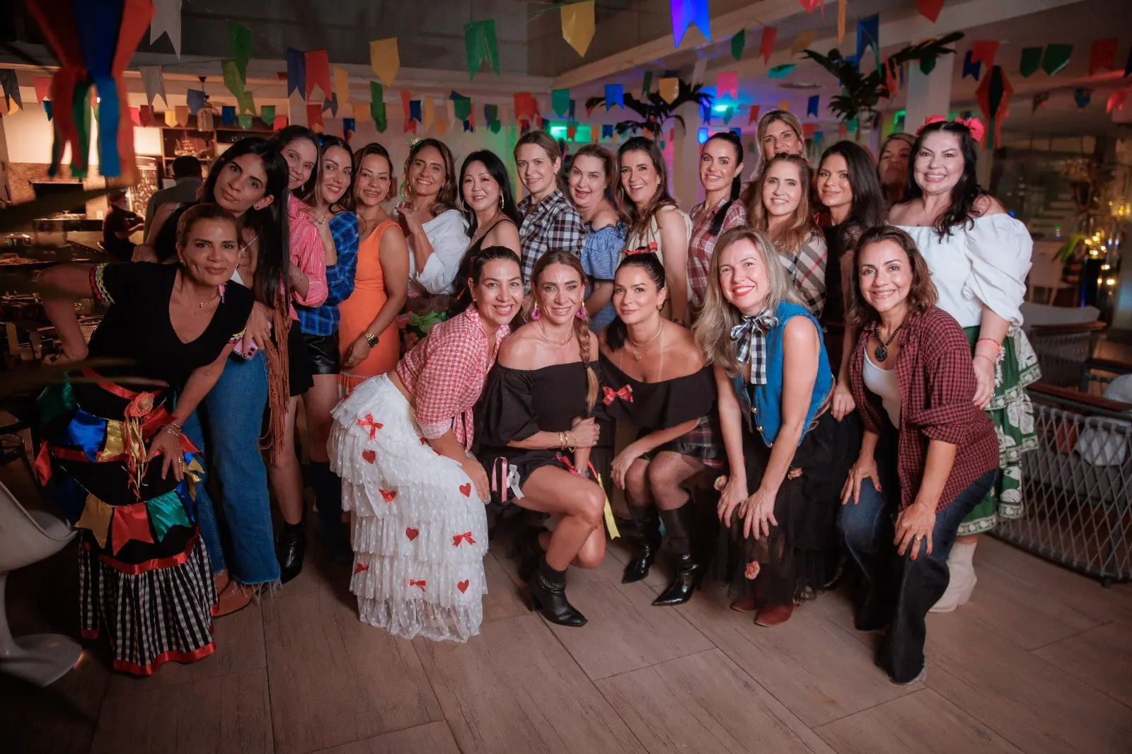 Arraiá surpresa nos domínios de Mercedes Lavocat agita o niver de Joisse Andrade