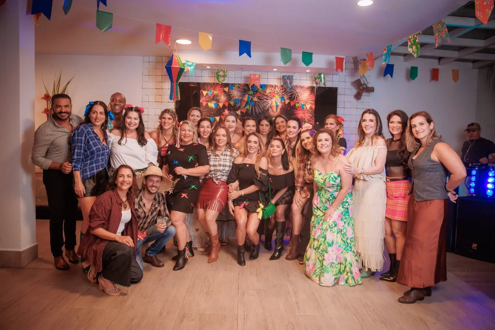 Arraiá surpresa nos domínios de Mercedes Lavocat agita o niver de Joisse Andrade