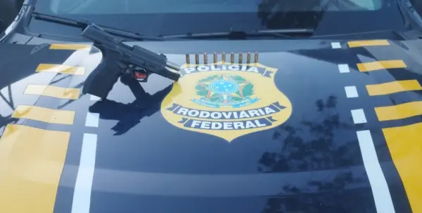 Pistola com numeração raspada é apreendida em veículo na BR-364, no Bujari; condutor é preso