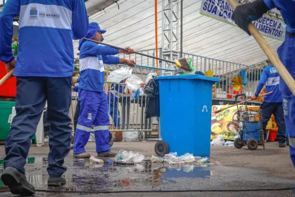 Prefeitura já recolheu cerca de 100 toneladas de lixo nas 4 primeiras noites da Expoacre