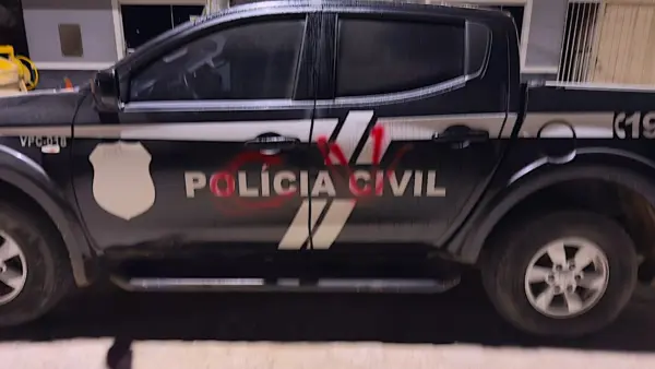 Polícia investiga pichação de viatura com sigla de facção criminosa no interior do Acre