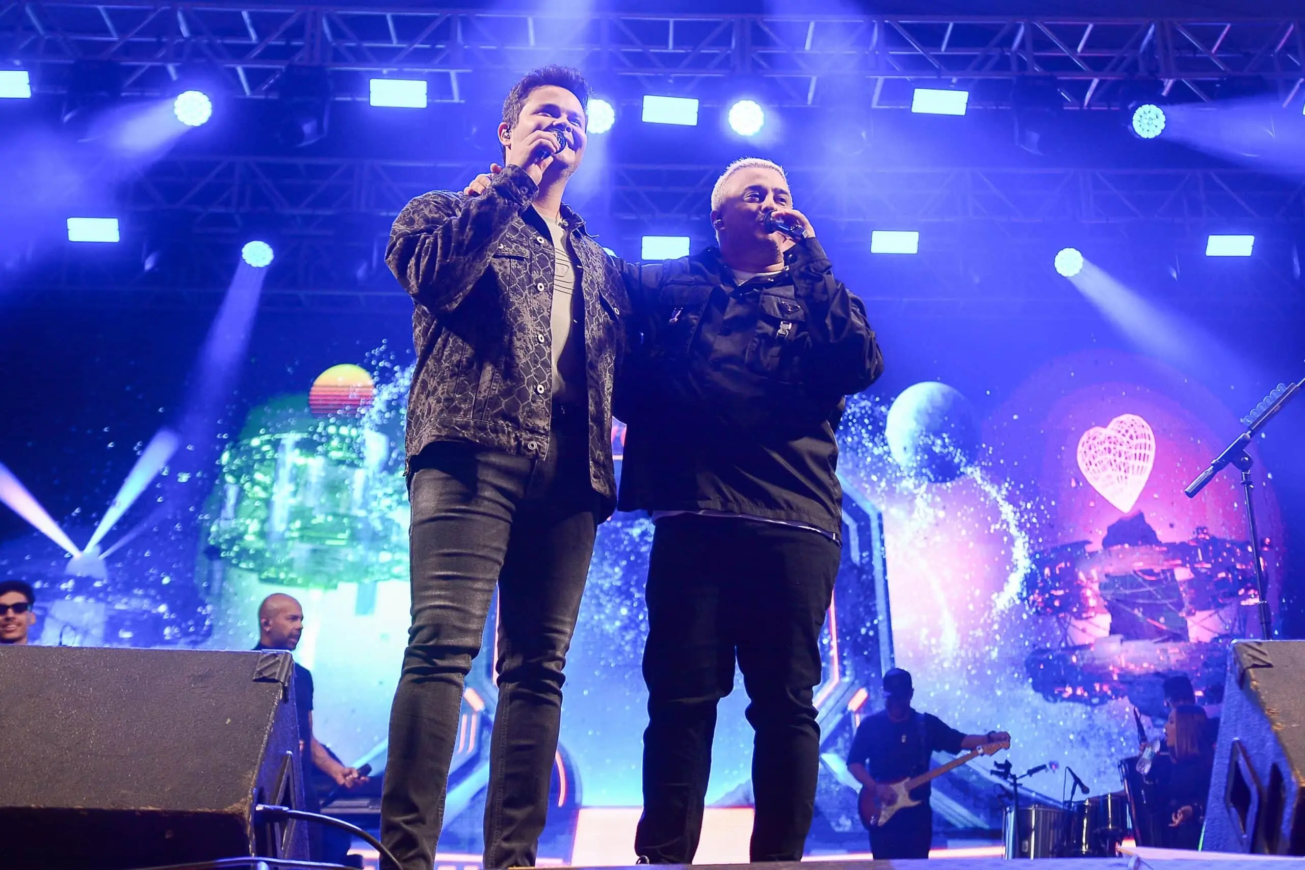 Matheus e Kauan arrastam multidão na Arena de Shows da Expoacre 2025 2 Matheus e Kauan arrastam multidão na Arena de Shows da Expoacre 2025