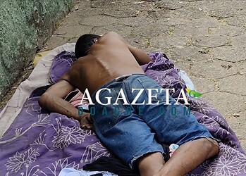Homem em situação de rua desmaia ao retirar cama de prédio em chamas no Bosque, em Rio Branco