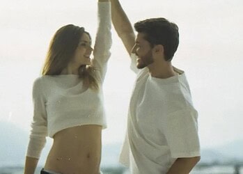 Camila Queiroz e Klebber Toledo confirmam 1ª gravidez  • Instagram/Camila Queiroz