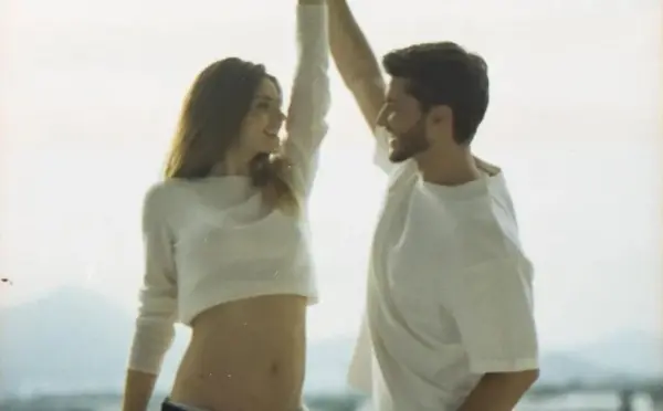 Camila Queiroz anuncia primeira gravidez com Klebber Toledo