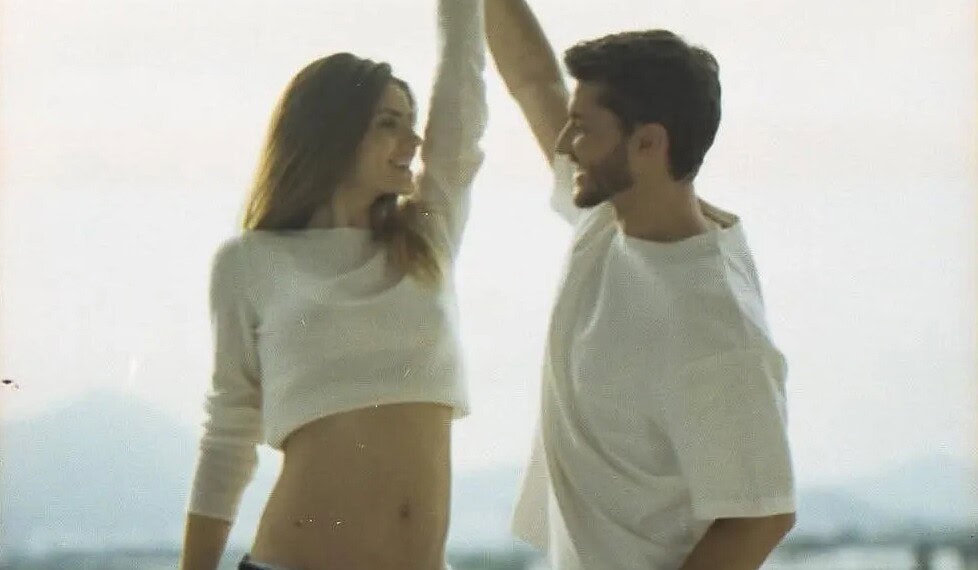 Camila Queiroz e Klebber Toledo confirmam 1ª gravidez  • Instagram/Camila Queiroz