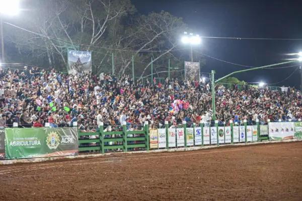 Mesmo com chuva, multidão acompanha abertura do rodeio na 50ª Expoacre
