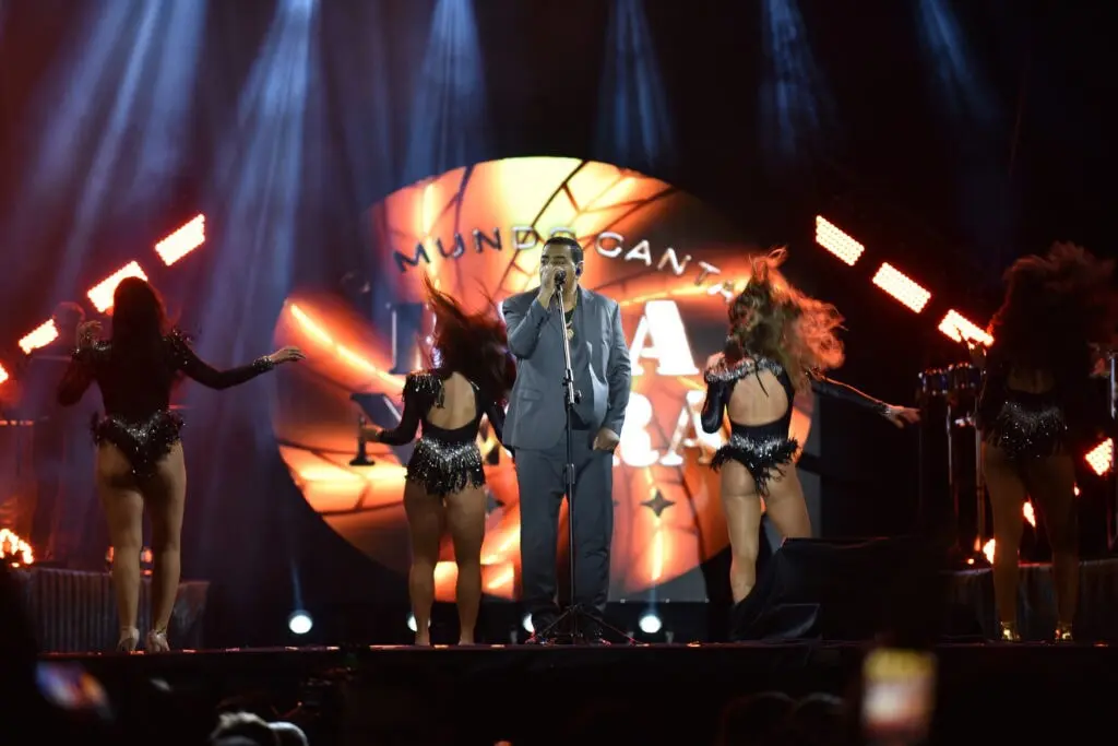 Raça Negra leva milhares de acreanos à Arena do Juruá na abertura da Expoacre; veja fotos