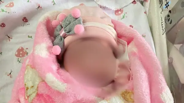 Mãe consegue segurar Aurora Maria nos braços pela primeira vez após lesões graves