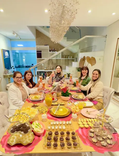 Para um chá da tarde, Robertha Moura abriu as portas de seu lar e reuniu as amigas de longas datas, Charlaine Lira, Alcilena Oliveira, Kelen Bocalom e Liberdade Marques