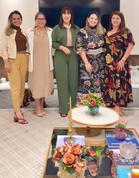 Para um chá da tarde, Robertha Moura abriu as portas de seu lar e reuniu as amigas de longas datas, Charlaine Lira, Alcilena Oliveira, Kelen Bocalom e Liberdade Marques