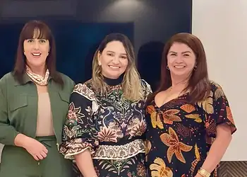 Para um chá da tarde, Robertha Moura abriu as portas de seu lar e reuniu as amigas de longas datas, Charlaine Lira, Alcilena Oliveira, Kelen Bocalom e Liberdade Marques