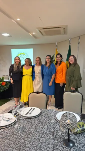 Para um chá da tarde, Robertha Moura abriu as portas de seu lar e reuniu as amigas de longas datas, Charlaine Lira, Alcilena Oliveira, Kelen Bocalom e Liberdade Marques