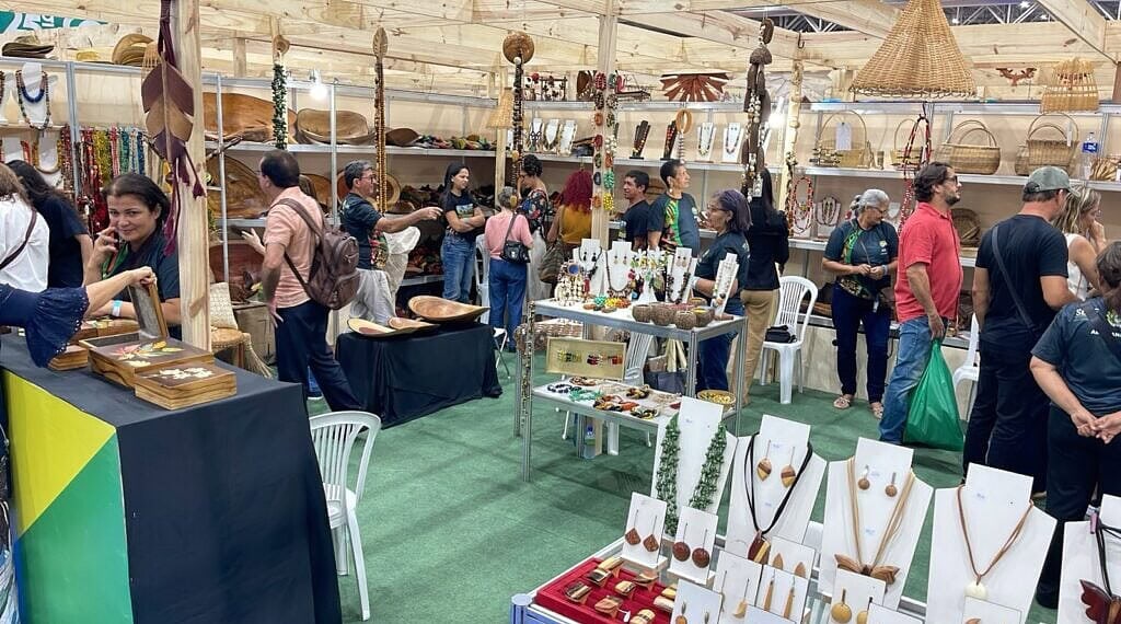 Dez artesãos do Acre que participam da 25ª edição da Feira Nacional de Negócios do Artesanato (Fenearte), em Olinda (PE) - Foto: Cedida