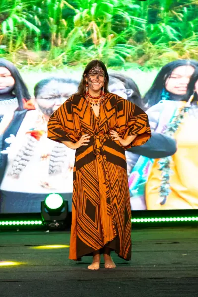 No dia 27 de junho, as designers Nedina Yawanawa e Eliane Yawanawa apresentaram a coleção Yawa Tari. Veja mais na coluna Jackie Pinheiro