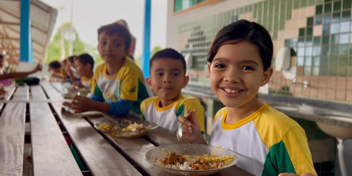 Cerca de 130 mil estudantes do Acre continuarão recebendo refeições nas escolas nas férias, anuncia Gladson