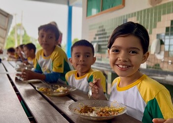 Cerca de 130 mil estudantes do Acre continuarão recebendo refeições nas escolas nas férias, anuncia Gladson