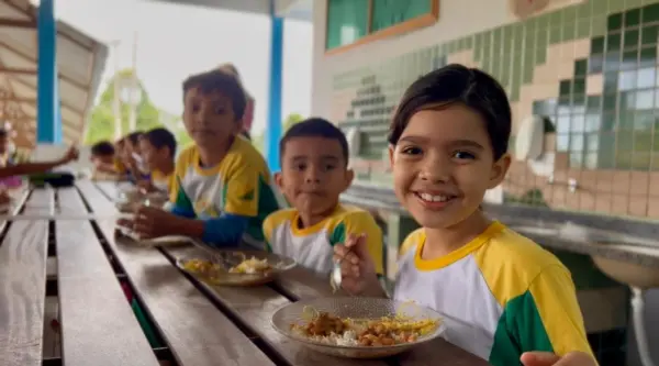 Cerca de 130 mil estudantes do Acre continuarão recebendo refeições nas escolas nas férias, anuncia Gladson