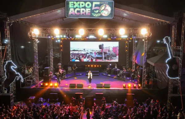 Show gospel com Fernanda Brum emociona e reúne multidão na Expoacre 2025