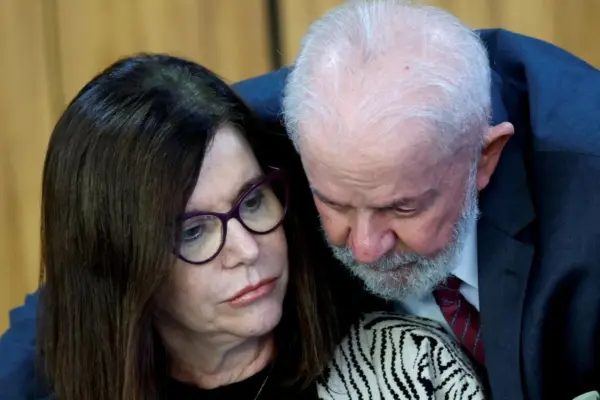 Lula: presidente da Petrobras parece "frágil" e "bobinha", mas tem "veneno"