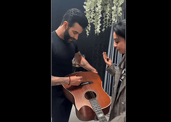 No Acre, Gusttavo Lima autografa violão que será leiloado ao Hospital do Amor; VÍDEO