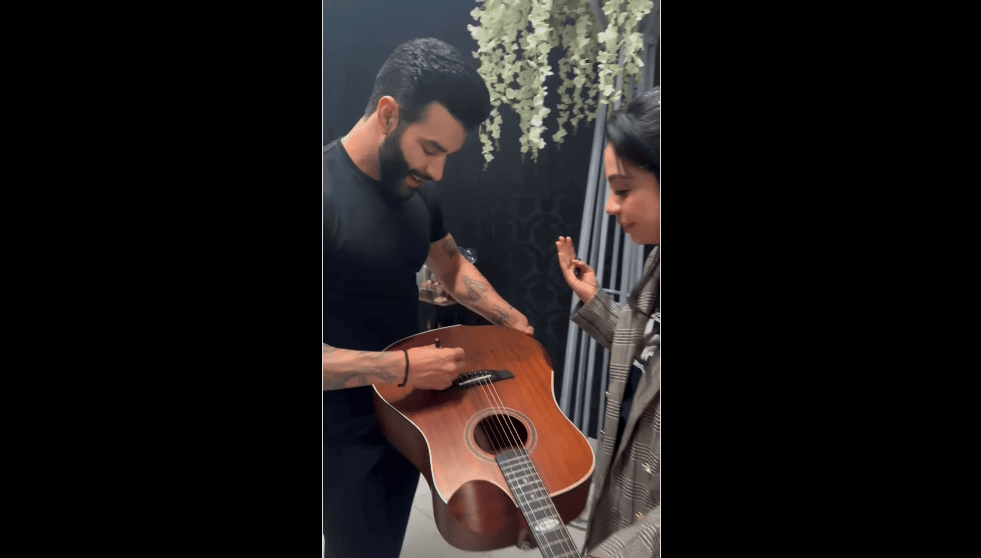 No Acre, Gusttavo Lima autografa violão que será leiloado ao Hospital do Amor; VÍDEO