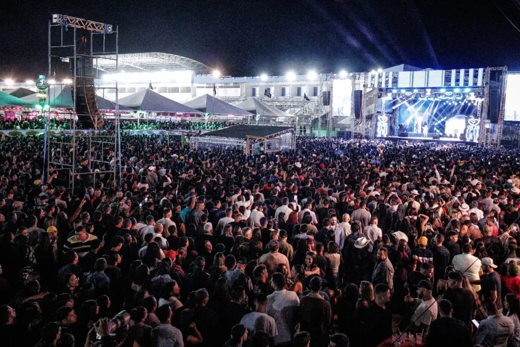 Raça Negra leva milhares de acreanos à Arena do Juruá na abertura da Expoacre; veja fotos