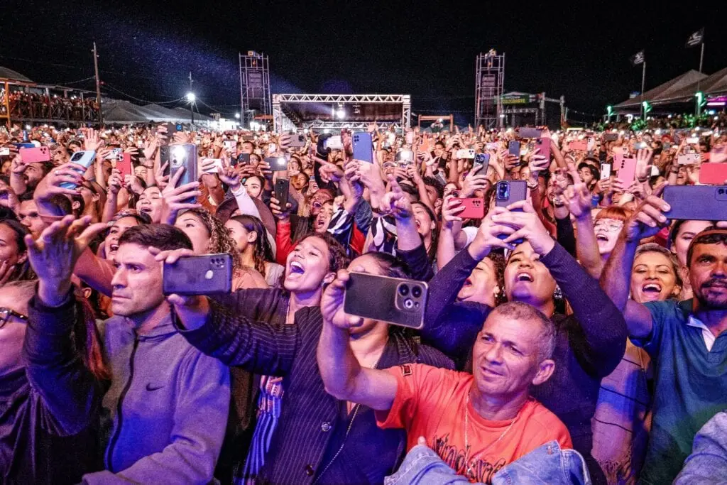 Raça Negra leva milhares de acreanos à Arena do Juruá na abertura da Expoacre; veja fotos
