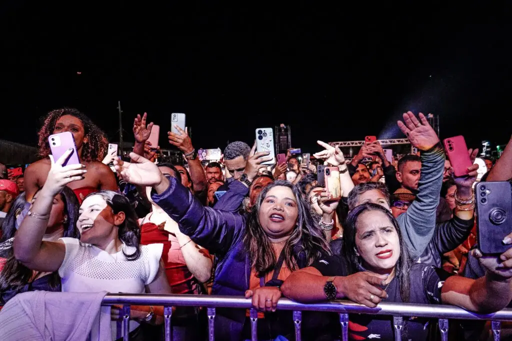 Raça Negra leva milhares de acreanos à Arena do Juruá na abertura da Expoacre; veja fotos