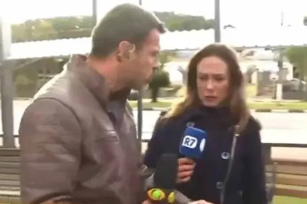 Repórter da Band empurra jornalista da Record no meio de entrevista ao vivo