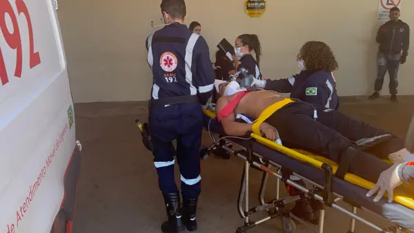 Motociclista fica em estado grave após atingir ciclista que atravessava a pista em Rio Branco