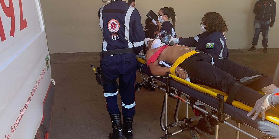 Motociclista fica em estado grave após atingir ciclista que atravessava a pista em Rio Branco